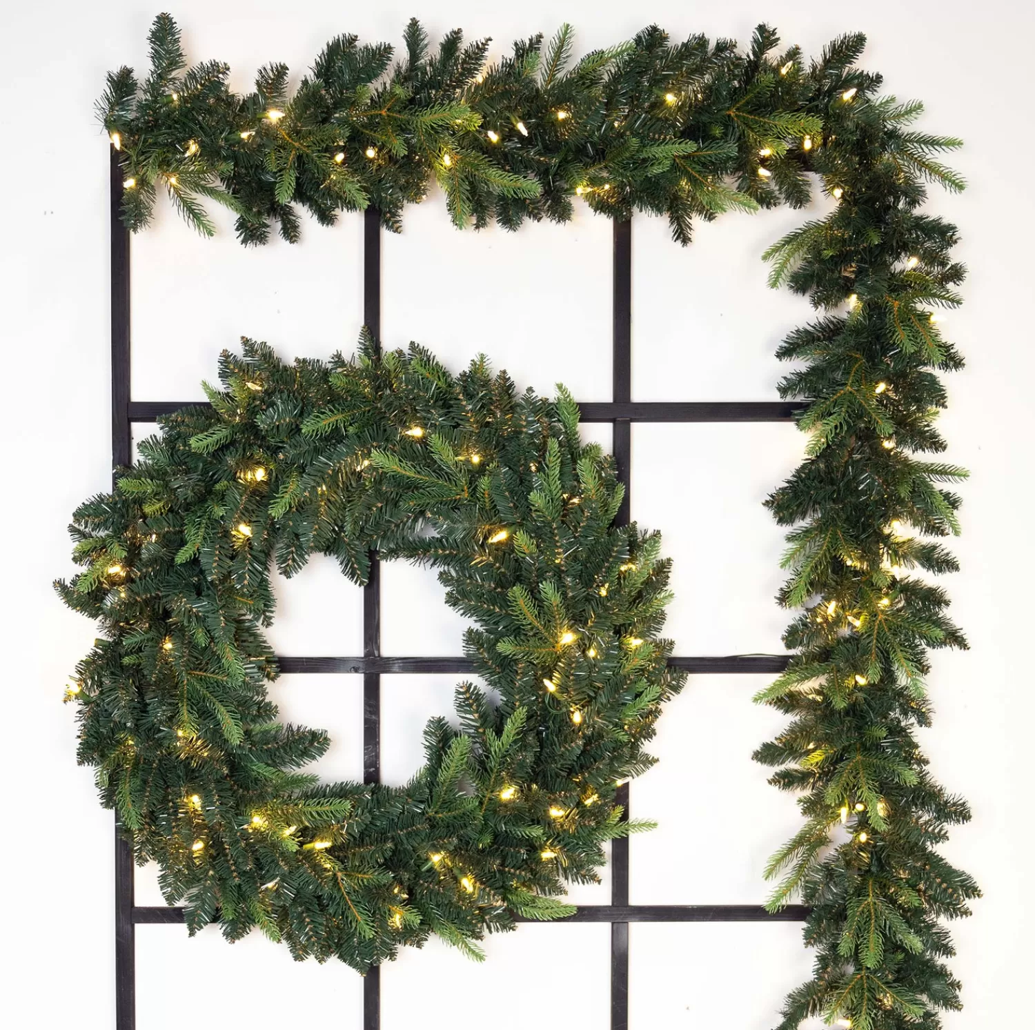 Store Treetime 30" Western Balsam Wreath - ColorChange LED