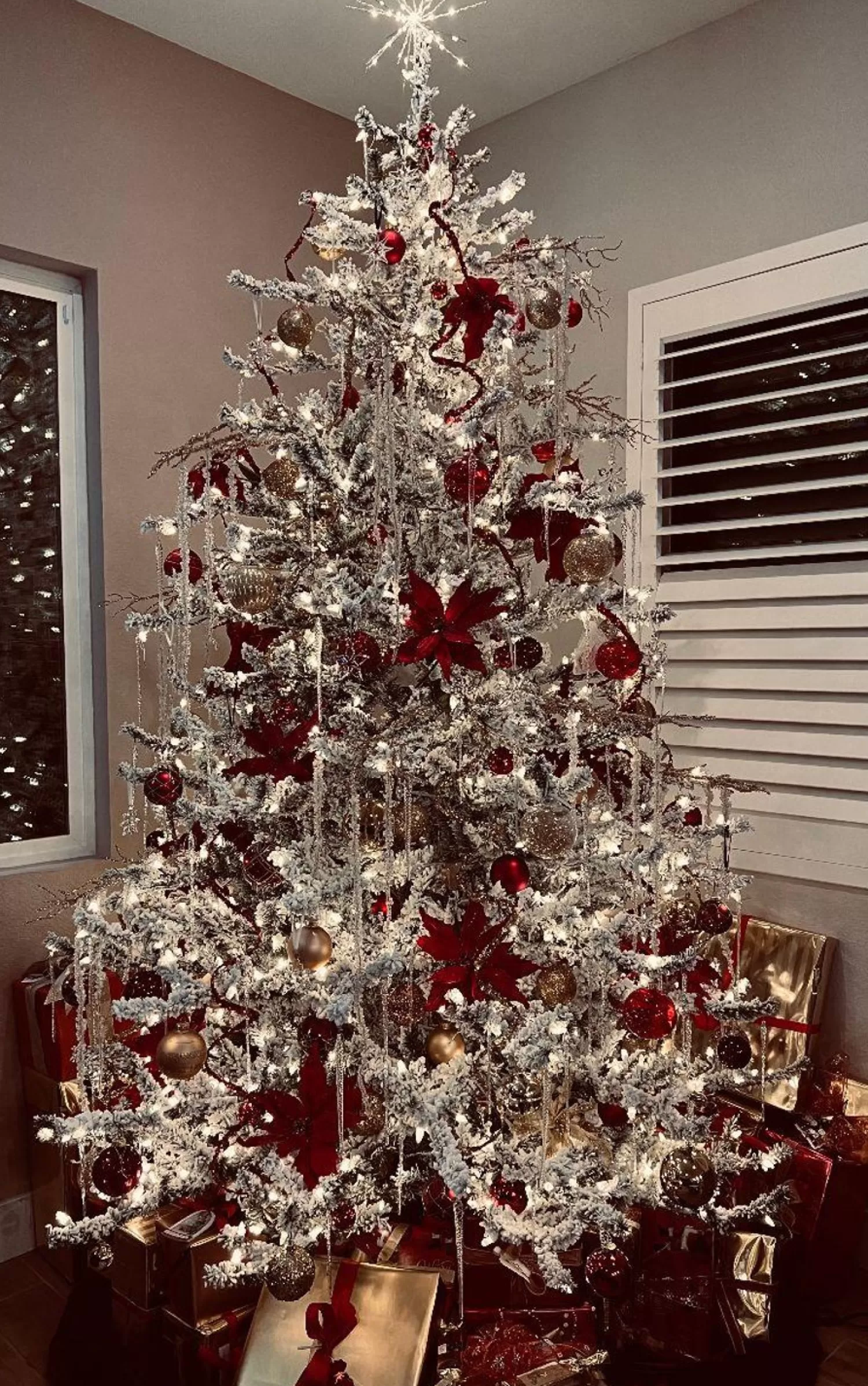 Store Treetime 9' Flocked Layered Lucerne - ColorChange LED